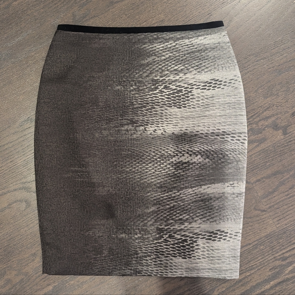 Like New Tahari Black and Grey Snake Print Pencil Skirt